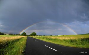 p1-4-photo-route-et-arc-en-ciel-cc-beata_kom-signc3a9e